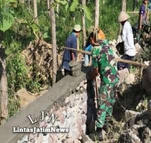 Hari Kedua, Satgas TMMD Ke 114 Kodim Ngawi Bangun Talud Jalan
