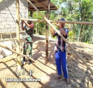 Wujudkan Kepedulian Babinsa Bantu Warga Buat Kandang Kambing