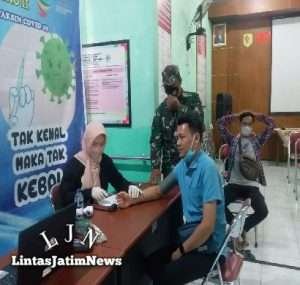 Babinsa Koramil 14/Jatisrono Terus Berikan Pendampingan Vaksinasi