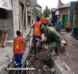 Melalui Program TMMD, Koramil 02/Banjarsari Bersama Warga Gotong Royong Perbaiki Saluran Air