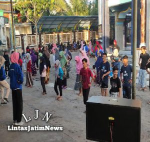 Mahasiswa KKN UM Surabaya Ajak Ibu-ibu Nelayan Senam Sehat Jumat Pagi