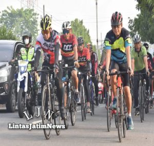 Tingkatkan Kebersamaan, Danrem 081/DSJ Kolonel Deni Gowes Bareng dengan Anggotanya