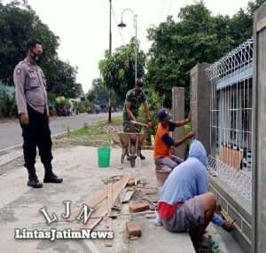 Ringankan Beban Warga Binaan, Babinsa Bantu Bangun Pagar Rumah