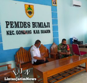 Jalin Silaturahmi, Babinsa Bumiaji Kunjungi Kantor Kepala Desa