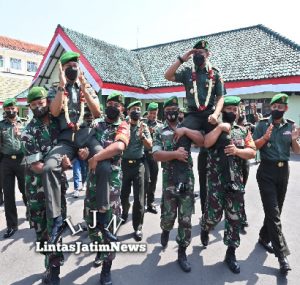 Anggota Kodim Lepas dan Sambut Pejabat Dandim 0726/Sukoharjo