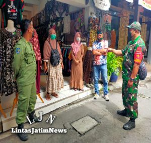 Gandeng Security, Serka Sugiyanto Berikan Himbauan Prokes Dan Bagikan Masker di Pasar Cinderamata