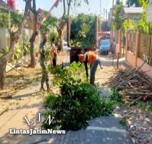 Covid-19 Belum Musnah, Sertu Suparno Bersama Warga Kerja Bakti Bersihkan Lingkungan