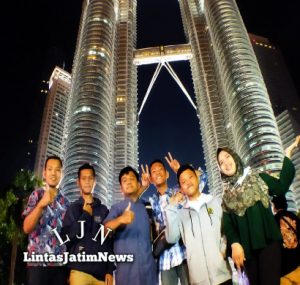 Mahasiswa KKN Internasional Menikmati Kemegahan Menara Kembar Petronas Malaysia