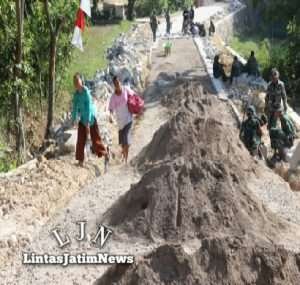 Ibu – Ibu Desa Gunungsari Juga Berperan Aktif Dalam Pelaksanaan TMMD