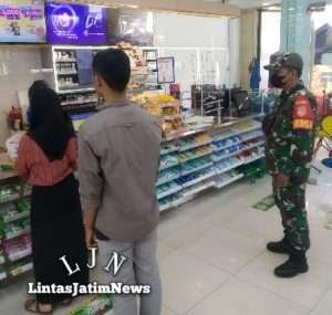 Pengunjung Indomaret Tak Luput Dari Sasaran Penerapan Prokes Oleh Babinsa Kelurahan Purwosari