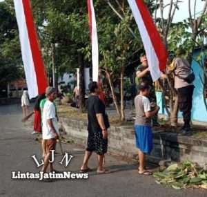 Jelang HUT RI ke-77, Babinsa Kepatihan Wetan Kerja Bakti Bersama Warga