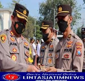 Kapolres Gresik Beri Penghargaan Anggota Berprestasi dan Ucapan Selamat Ulang Tahun