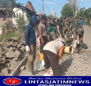 Kolaburasi TNI Dan Warga Percepat Pengecoran Jalan