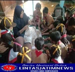 Membatik dengan Anak-Anak Pramuka Menjadi Momen Keseruan Tersendiri