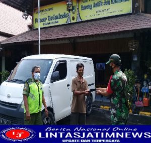 Babinsa Keprabon Berikan Himbauan Prokes dan Bagikan Masker Gratis di Pasar Triwindu