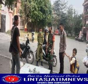 Hindarkan Penyebaran Covid-19, Sertu Marianto Bersama Linmas Terus Berikan Himbauan Prokes Kepada Warga