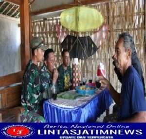 Istirahat, Anggota Satgas TMMD Ke-114 Kodim Ngawi Komsos Dengan Warga Sambil Ngopi