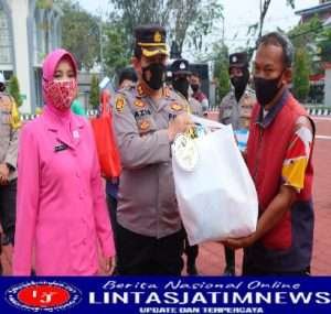 Memperingati Hari Polwan Ke 74, Polres Gresik Bagi Sembako Kepada Warga Kurang Mampu