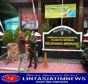 Babinsa Jayengan Pelopori Pemasangan Umbul-umbul dan Bendera Memperingati HUT RI Ke 77 Tahun 2022