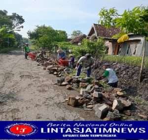 Anggota Koramil 03/Geneng Karya Bhakti Pembangunan Talud Bersama Masyarakat