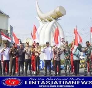 Dandim Ngawi Bersama Jajaran Forkopimda Bagikan Bendera Merah Putih