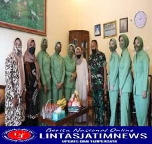 Ny.Vivi Adi Wirawan Dampingi Ketua Persit KCK PD V/Brw Jenguk Anggota Persit Yang Sakit