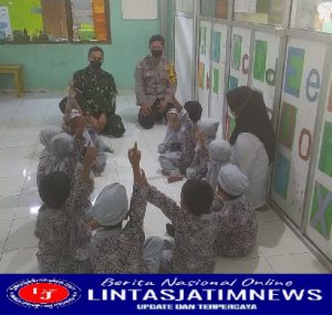 Peduli Pendidikan Anak Sejak Dini Babinsa Lakukan Komsos Dengan Siswa-Siswi TK