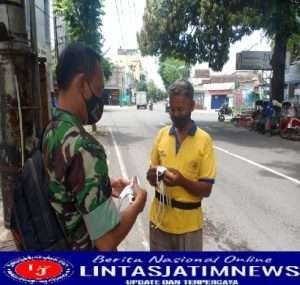 Tekan Penyebaran Covid-19, Babinsa Kelurahan Sondakan Bagikan Masker Gratis di Wilayah Binaan