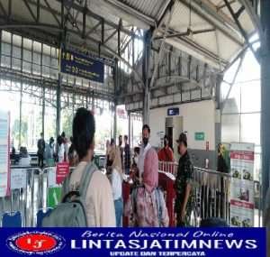 Sasar Stasiun Purwosari, Sertu Murdianto Himbau Pengunjung Dan Penumpang Patuhi Prokes