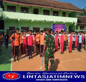 Pupuk kedisiplinan Babinsa Posramil 0805/15 Pitu Latih Siswa SMPN 1 Pitu