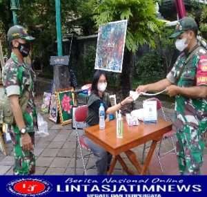 Babinsa Keprabon Bagikan Masker Gratis Dalam Rangka PPKM di Wilayah Binaan