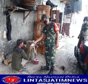 Sembari Membagian Masker, Serka Giminanto Himbau Warga Patuhi Prokes