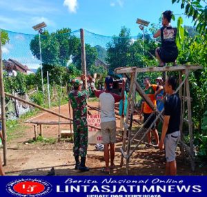 Babinsa Ngrayung Bantu Warga Pasang Jaring Batas Luar Lapangan Voli