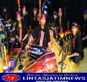 Reog Sanggar Dwi Budoyo Menggelar Latihan di Jalan Gubeng Kertajaya