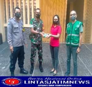 Babinsa Gandekan Bersama Bhabinkamtibmas Distribusikan Bantuan Paket Obat Kepada Warga