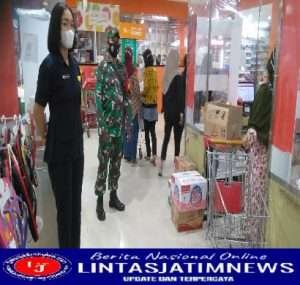 Gandeng Security, Serka M Nasirin Cek Prokes Dan Awasi PPKM di Swalayan Luwes Nusukan