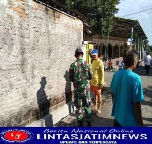 Sambut Hari Kemerdekaan, babinsa Mojorejo Kerja Bakti Bareng Warga