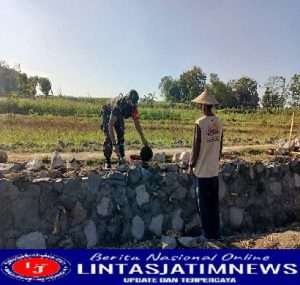 Babinsa bersama Warga Desa Geneng  Gotong Royong Bangun Talud Lahan Makam Pengging, Miri
