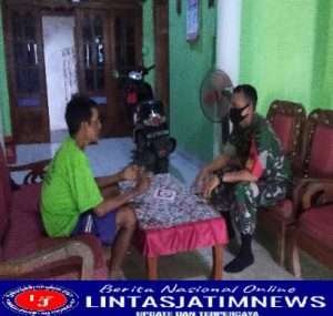 Komsos Secara Langsung, Serda Teguh Ingatkan Warga Pentingnya Prokes
