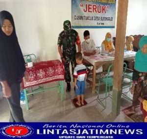 Peduli Kesehatan Warga, Babinsa Bumiharjo Hadir Ditengah Warga Bersama Bidan Desa Berikan Pelayanan Kesehatan