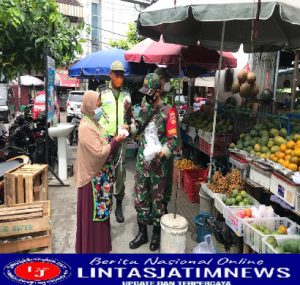 Peran Aktif Serda Budiono Dalam Penerapan PPKM di Pasar Tradisional