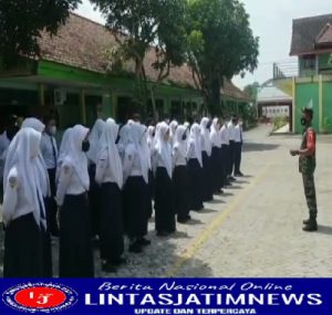 Babinsa Koramil Padas Tanamkan Jiwa Kedisiplinan Siswa-Siswi SMPN I Padas