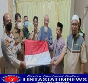 Menebarkan Rasa Cinta NKRI, Polres Gresik Bagikan Bendera ke Pondok Pesantren Al Furqon