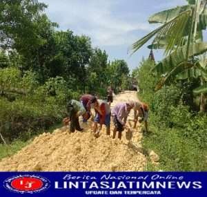 Perlancar Akses Jalan,Serda Andik Bersama Warga Gotong -Royong Perbaiki Jalan