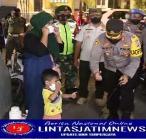 Ciptakan Kamtibmas, Polres Gresik Gelar Patroli Skala Besar dan Bagikan Masker