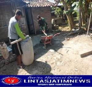 Bantu Kesulitan Rakyat, Babinsa Sempatkan Waktunya Ikut Bangun Rumah Warga