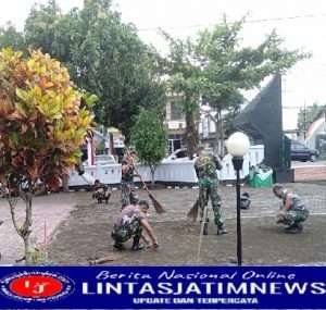 Koramil 0806/01 Trenggalek Gelar Karya Bakti di Taman Makam Pahlawan