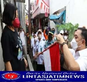 Eri Cahyadi Blusukan Sambil Bagi-bagi Bendera di Jalan Tambaksari