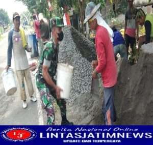 Terlihat Kompak, Babinsa dan Warga Gotong Royong Cor Jalan