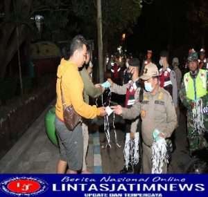 Polres Kediri Patroli Skala Besar Berbagi Masker Cegah Penyebaran Covid-19
